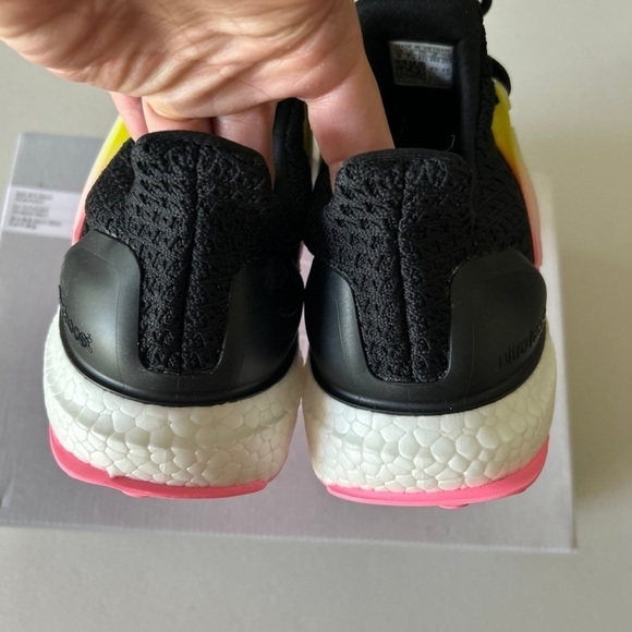 (NWT) Adidas Ultraboost 5.0 DNA Women’s, Size: 9 - Picture 6 of 11